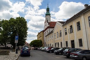 Bývalý klášter s kostelem Narození Panny Marie na táborském náměstí Mikuláše  z Husi. Jeho základní kámen byl položen v roce 1642. 