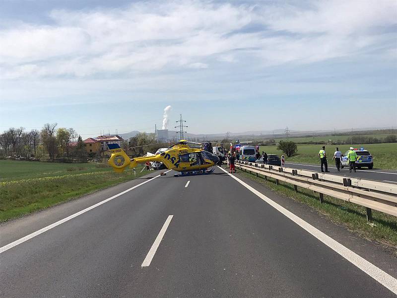 Dopravní nehoda na Teplicku si vyžádala tři oběti. Muži pracovali pro plánskou firmu zabývající se dopravním značením. Čtvrtý pracovník skončil v nemocnici.