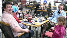  Na táborském Žižkově náměstí návštěvníci jedné z provozoven využili včerejšího slunečného počasí a pozdní oběd si vychutnávali na čerstvém vzduchu.  Jedním z nich byl i Jan Nekovář (vlevo), který od kávy stihl ještě ohlídat okolo pobíhající ratolesti.