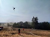 Požár lesa a pole u Újezdce na Blanensku.