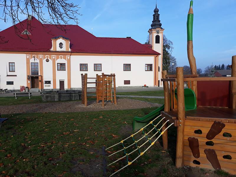 Opravený zámek a odbahněný rybník patří k posledním dokončeným investičním akcím v Myslkovicích.