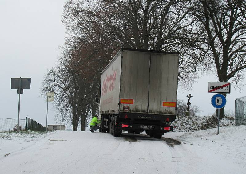 Podle policie měli ve čtvrtek 3. prosince na silnicích největší potíže řidiči kamionů. Takto to vypadlo cestou na Choustník.