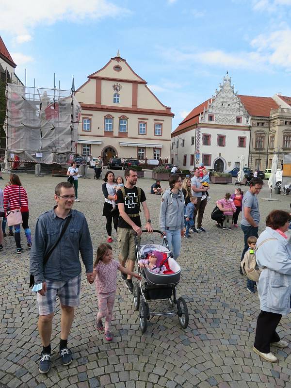 Čarodějnice v Táboře letos zapojily celou rodinu, vyrazily si také na výlet do Lomu. Na Žižkově náměstí na ně v pátek odpoledne čekaly desítky lidí.