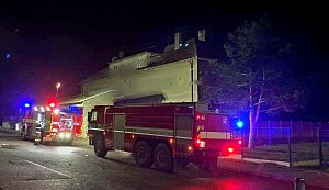 U výbuchu v bytovém domě v Soběslavi zasahují profesionální hasiči ze stanic Tábor a Soběslav a výjezdová jednotka Sboru dobrovolných hasičů Veselí nad Lužnicí.