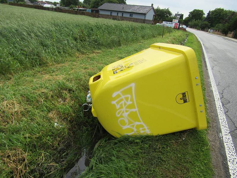 Bouřka 16. června odpoledne se prohnala i okolí Želče a Skalice na Táborsku, zanechala za sebou kroupy i zničené stromy u silnic.