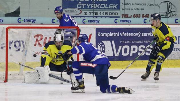 Táborští hokejisté (v modrém) v dalším kole nadstavby II. ligy zvítězili nad Kobrou Praha 6:2.