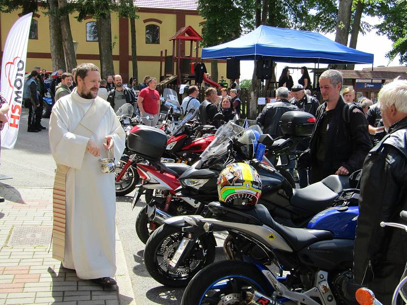 V pořadí 5. ročník Motorkářského požehnání v Chýnově přilákal více než 300 mašin a jejich majitelů, místní klub Moto Bizoni Czech si pochvaloval účast i počasí, společná vyjížďka vedla tradičně do Pacova.