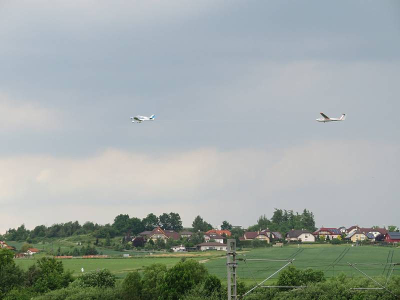Seskoky nad Aeroklubem a letištěm Tábor v sobotu 12. června.