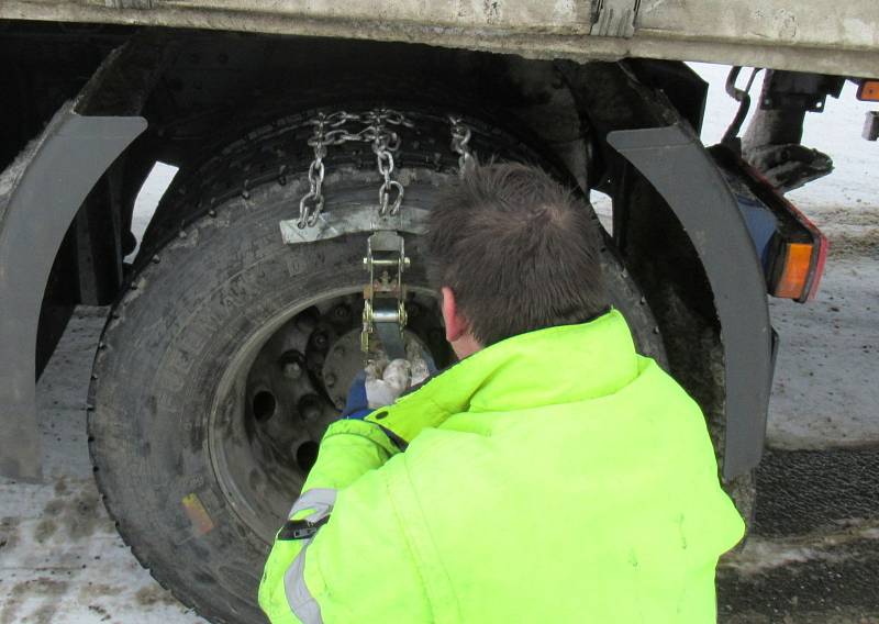 Podle policie měli ve čtvrtek 3. prosince na silnicích největší potíže řidiči kamionů. Takto to vypadlo cestou na Choustník.