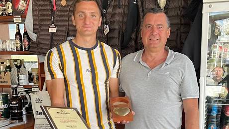 Fotbalista Táborska David Skopec převzal od zástupce pivovaru Bernard Zdeňka Mikuláška cenu za svůj počin fair play.