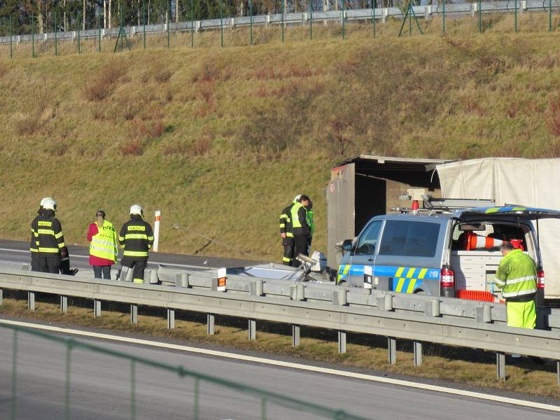 Na 89. kilometru dálnice D3 mezi obcemi Janov a Doubí u Tábora havaroval kamion s osobním automobilem, čtyři osoby byly při nehodě zraněny.