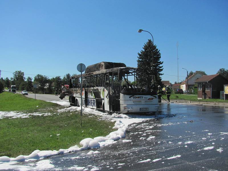 Ve Vřescích poblíž Ratibořských Hor shořel autobus.