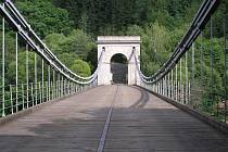 Dřevěná mostovka Stádleckého mostu pomalu dosluhuje