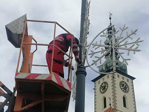 Vánoční dekorace už zdobí Staré město v Táboře.