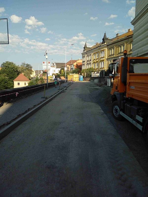 Od čtvrtka 6. června pojedou auta jednosměrně od ZŠ B. Bolzana (Školní náměstí) směrem k pivovaru.