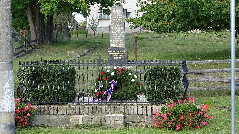 V Mezné na Soběslavsku se během posledního zářijového víkendu slavilo 130. výročí založení obecné školy.