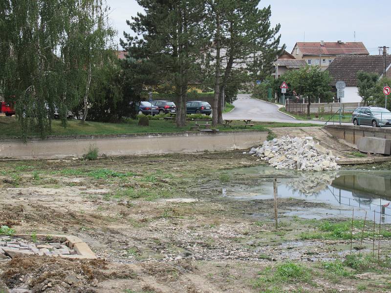 Klenovický návesní rybník se už od října dočká vody a opět poslouží svému účelu.
