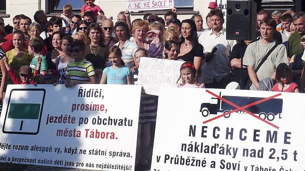 PROTEST. Účastníci středečního setkání se zástupci města, kteří nesouhlasí s tím, aby okolo Základní školy Čekanice (Průběžnou a Soví ulicí) jezdily kamiony.