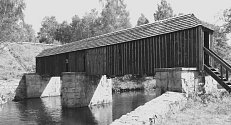 LENORSKÉ RECHLE. Krytá dřevěná lávka, zvaná rechle, spojuje břehy Teplé Vltavy od roku 1870. Most dlouhý 25 metrů plnil svoji funkci až do vybudování přehrady na Lipně.