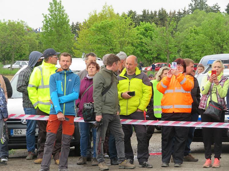 Téměř 40 let starý komín střelmistři přesně nasměrovali do lůžka z připravené suti. Vzniklá drť se použije dále jako stavební materiál.