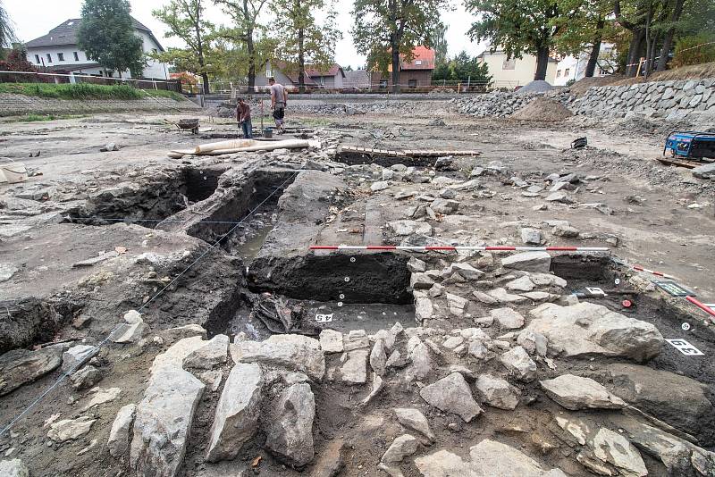 Tým archeologů Husitského muzea v Táboře na dně Farského rybníka v Plané nad Lužnicí pracuje již od srpna. foto: archiv Husitského muzea