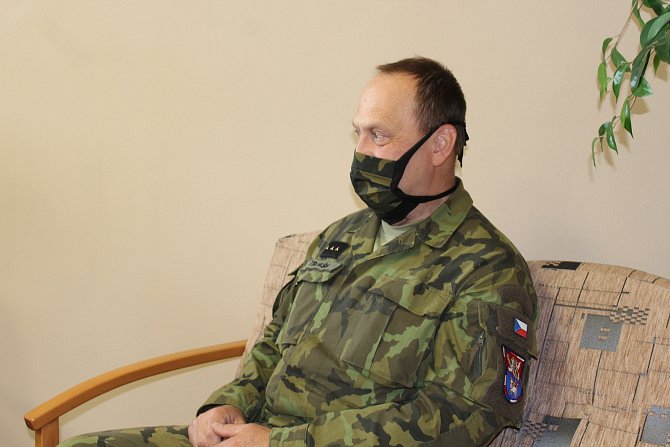 Petr Haška při návštěvě velitele 15. ženijního pluku plk. Jiřího Trša.