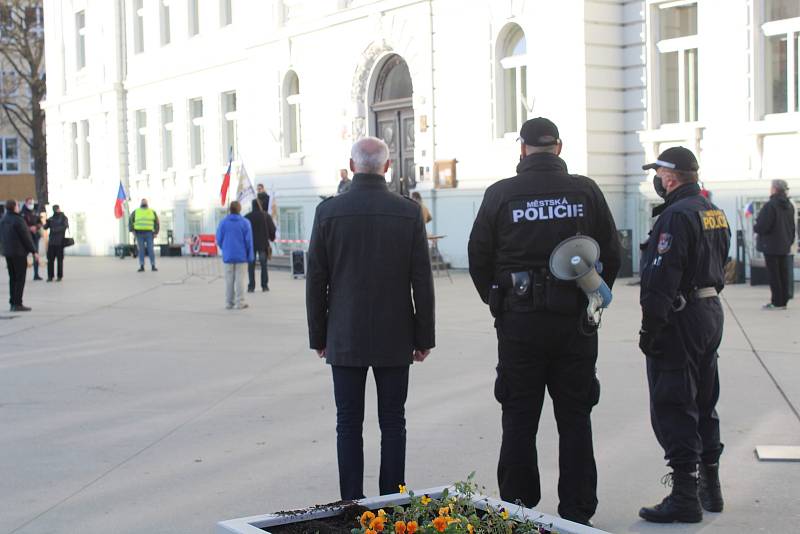 V Táboře v sobotu odpoledne demonstrovali odpůrci roušek a vakcinace. Jedním z řečníků byl i předseda krajně pravicové Národní demokracie Adam B. Bartoš.