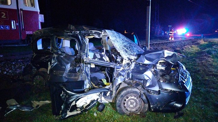 U Malšic na Táborsku se srazil auto s vlakem, řidič zraněním podlehl.