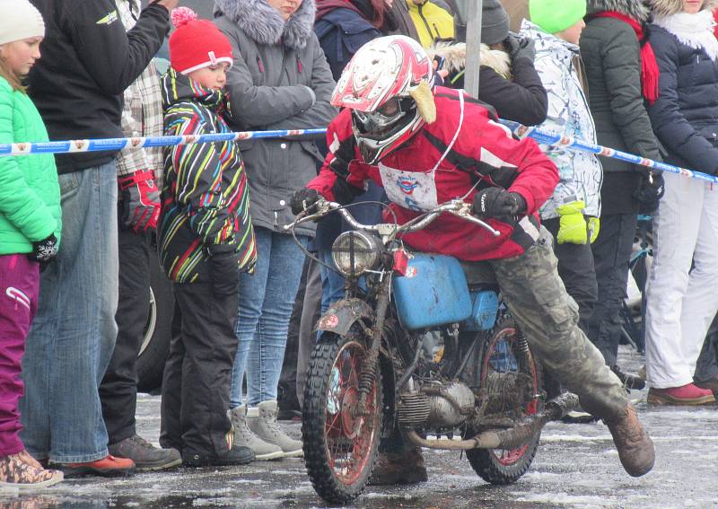 Atraktivní podívaná pro diváky a nemilosrdný zápas s bahnem pro jezdce a jejich pionýry, to byl 19. ročník Off-road fichtel day v Soběslavi.