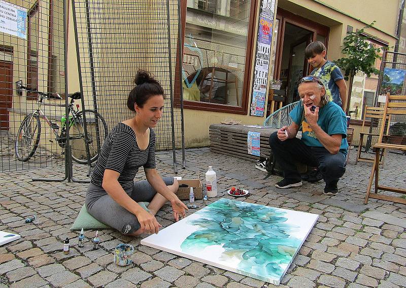Nejen táborští umělci malovali v uličkách Starého města na podporu Fokus Tábor. V Kafe knihy Jednota se potom uskutečnila dobročinná dražba jejich děl.