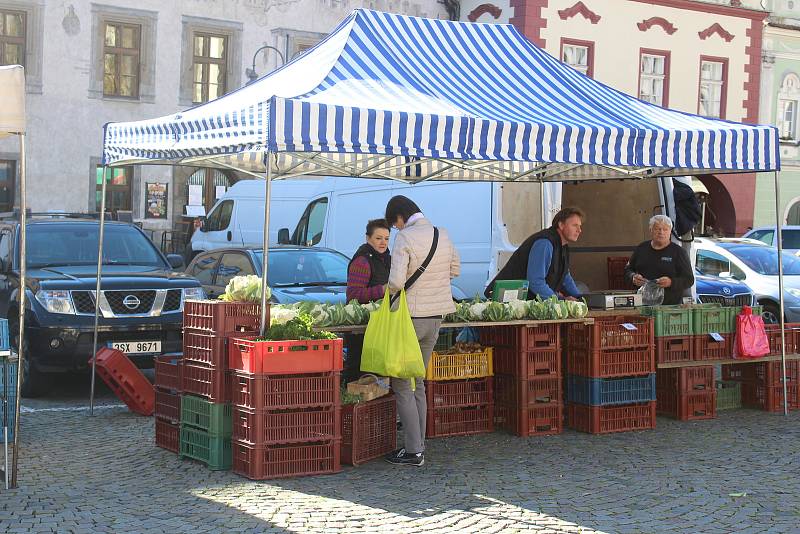Tradičním farmářským trhům na táborském Žižkově náměstí počasí ve středu přálo.
