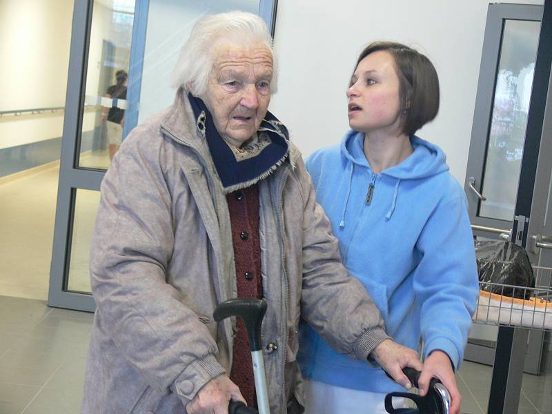 Stěhování seniorů do nového domova v Bechyni.