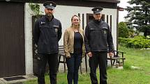 Ve středu 12. května v noci zachránili dva policisté z obvodního oddělení Veselí nad Lužnicí ženu z hořící chaty v oblasti Krkavec.