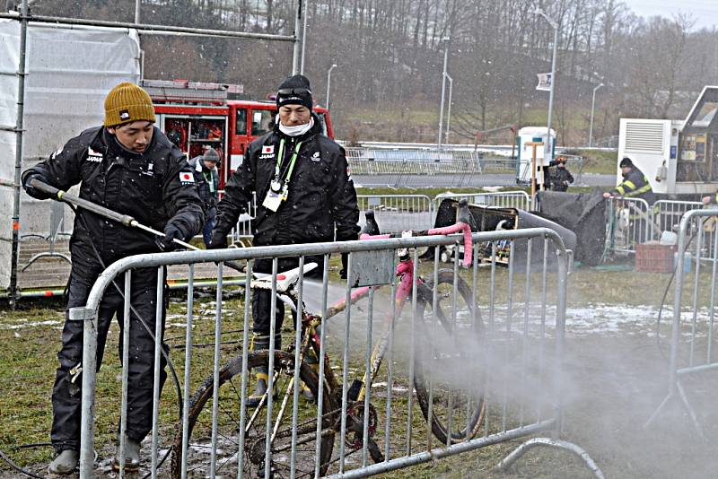 MS v cyklokrosu: Tábor v sobotu fandil juniorům a ženám.  