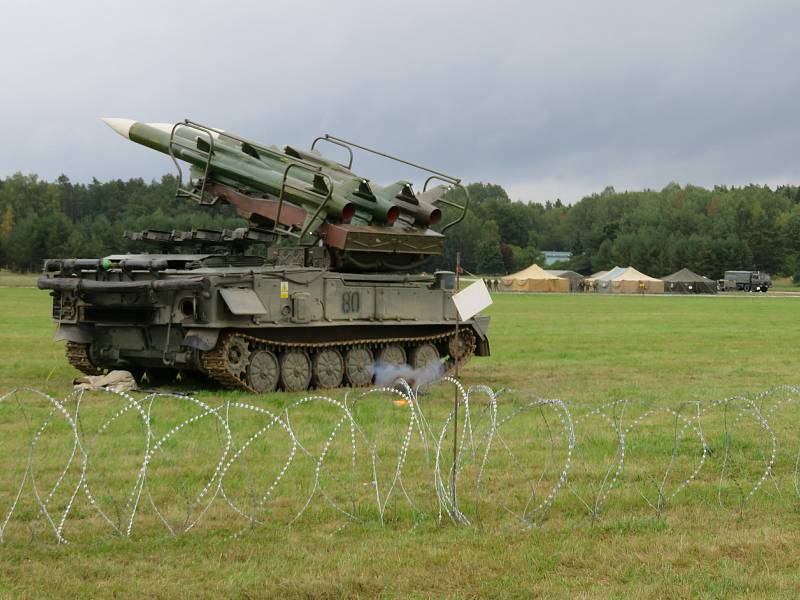 Protiletadlový raketový pluk Strakonice a civilní zálohy cvičily na bechyňské základně vedení boje se vzdušným protivníkem včetně zásahu proti demonstrantům útočícím na jejich techniku.