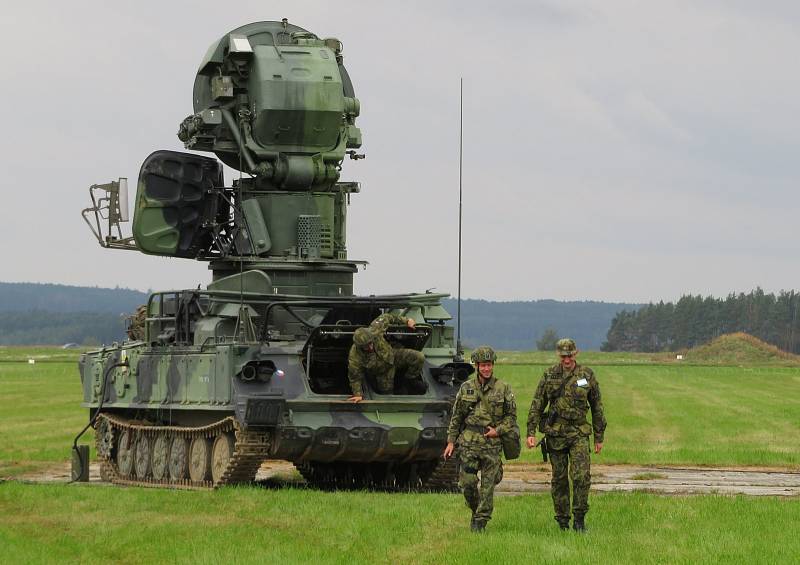 Protiletadlový raketový pluk Strakonice a civilní zálohy cvičily na bechyňské základně vedení boje se vzdušným protivníkem včetně zásahu proti demonstrantům útočícím na jejich techniku.