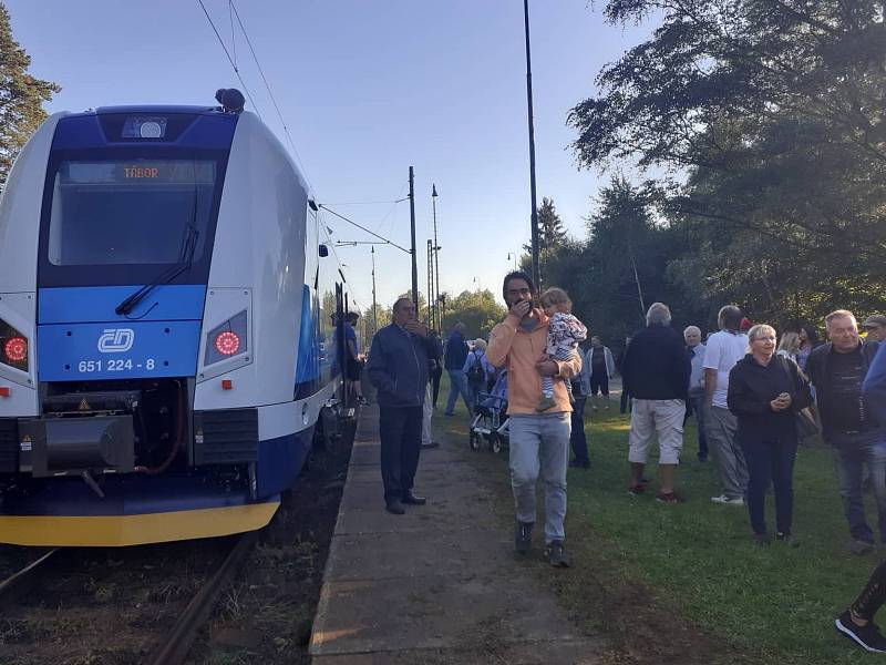 Poslední vlak ve stanici Roudná zastavil na hodinu, loučily se desítky lidí.