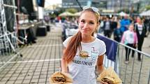 Žižkovo náměstí v Táboře přivítá o víkendu od 22. do 24. července dvacítku burgermakerů a dalších výrobců street foodových specialit. Grilovat se bude od 10 do 21 hodin, v neděli do 20 hodin.