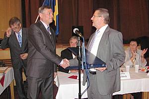 Výměna starostů v Bechyni. Jaroslav Matějka (vpravo) gratuluje nastupujícímu Pavlu Houdkovi. 