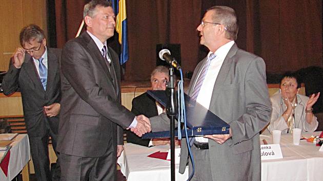 Výměna starostů v Bechyni. Jaroslav Matějka (vpravo) gratuluje nastupujícímu Pavlu Houdkovi. 