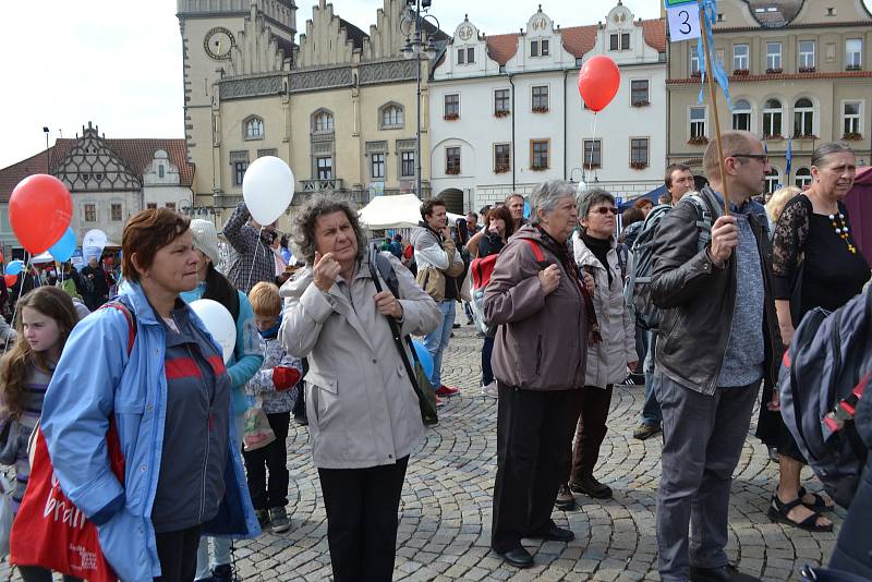 Celodiecézní pouť v sobotu vyvrcholila mariánským průvodem ze Žižkova náměstí starou poutní cestou na Klokoty.