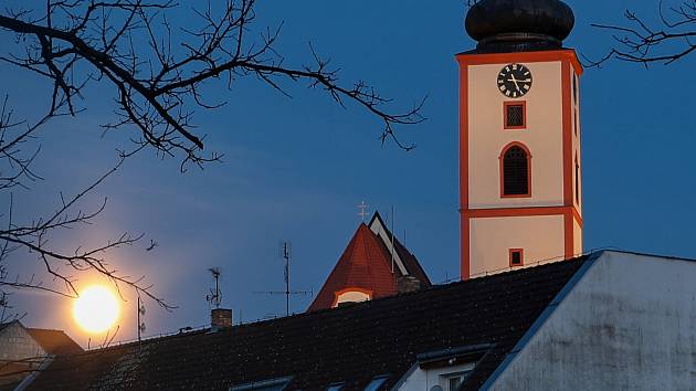 Ranní superúplněk nad Veselím nad Lužnicí vyfotil Roman Růžička.