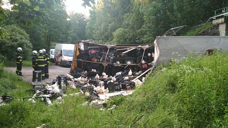 Při tragické nehodě kamionu zemřeli dva lidé.