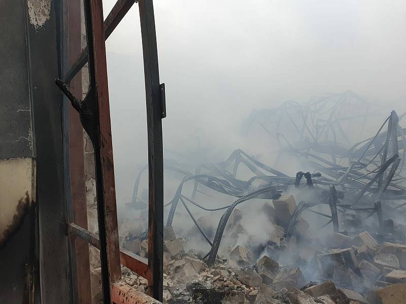 Požár střechy chipsárny v Choustníku.