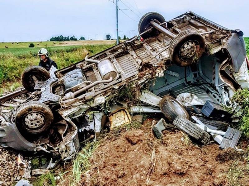 Střet dodávky s vlakem na přejezdu v Třebelicích na Táborsku.