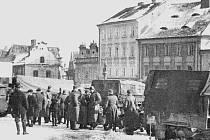 Němečtí vojáci s bojovou technikou na táborském Žižkově náměstí dne 16. března roku 1939.