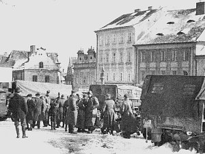 Němečtí vojáci s bojovou technikou na táborském Žižkově náměstí dne 16. března roku 1939.