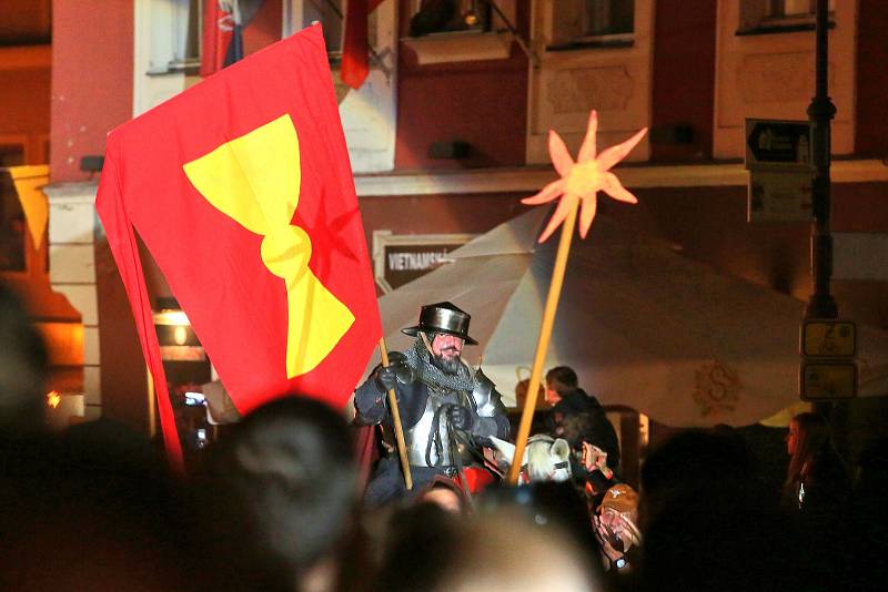 Táborská setkání se letos budou muset opět obejít bez tradičního průvodu. Takto jej v minulých letech zachytili  fotografové Táborského deníku.