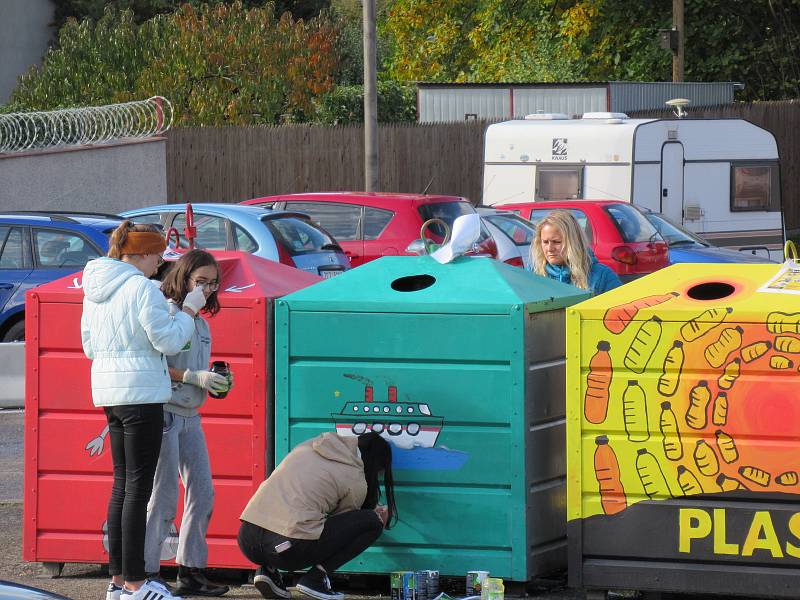 Projekt GraffitEko, díky kterému soběslavští žáci zkrášlují městské kontejnery, pokračuje i tento rok. Maluje se potřetí. Děti zdobí kontejnery u nádraží, zbývá už jen poslední.