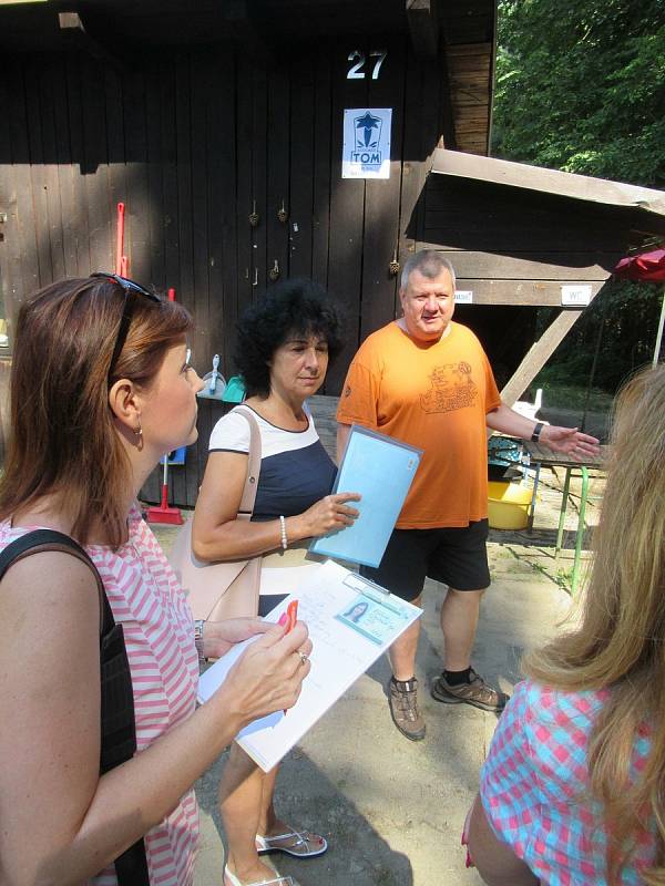 Letní Tábor v Borovanech Balloon club navštívily ve čtvrtek 13. srpna ředitelka českobudějovické hygieny Květoslava Kotrbová a hygieničky Marie Nosková a Romana Fürstová. Táborové zařízení nad Borovanským mlýnem absolvovalo důkladnou kontrolu bez poskvrny